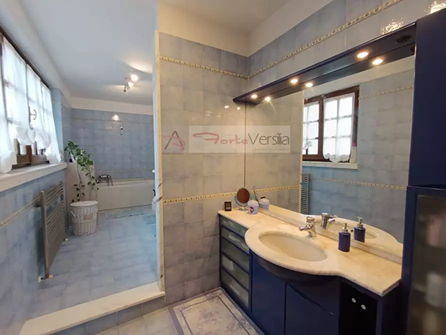 Immagine 39 di Villa in vendita  a Montignoso