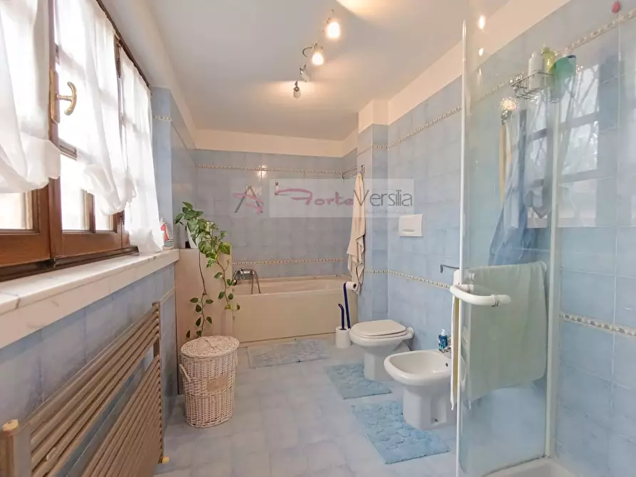 Immagine 40 di Villa in vendita  a Montignoso