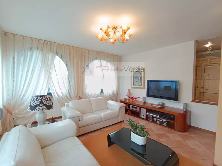 Immagine 2 di Villa in vendita  a Montignoso