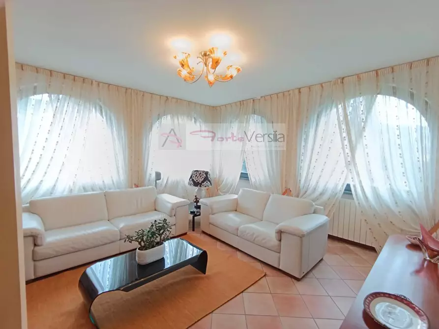 Immagine 1 di Villa in vendita  a Montignoso