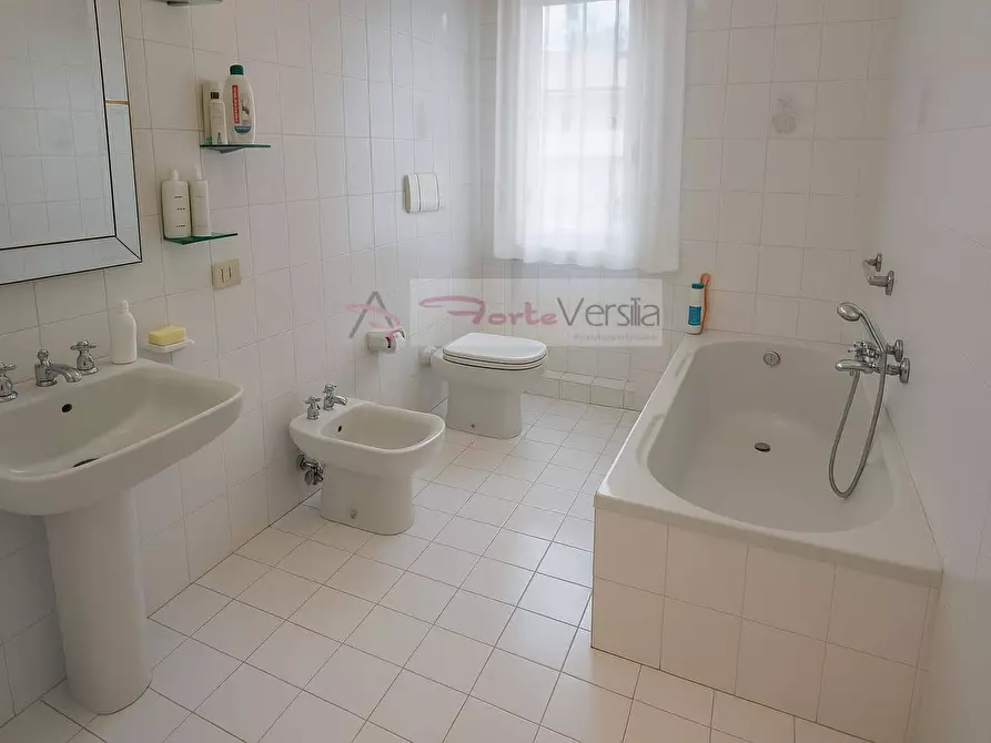 Immagine 20 di Villetta a schiera in vendita  a Forte Dei Marmi