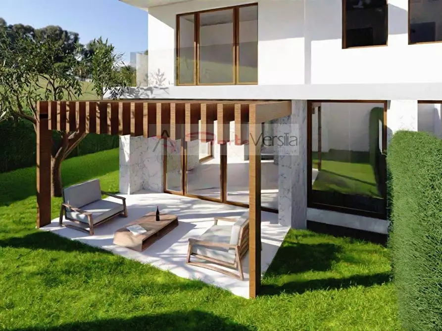 Immagine 2 di Villa in vendita  a Camaiore