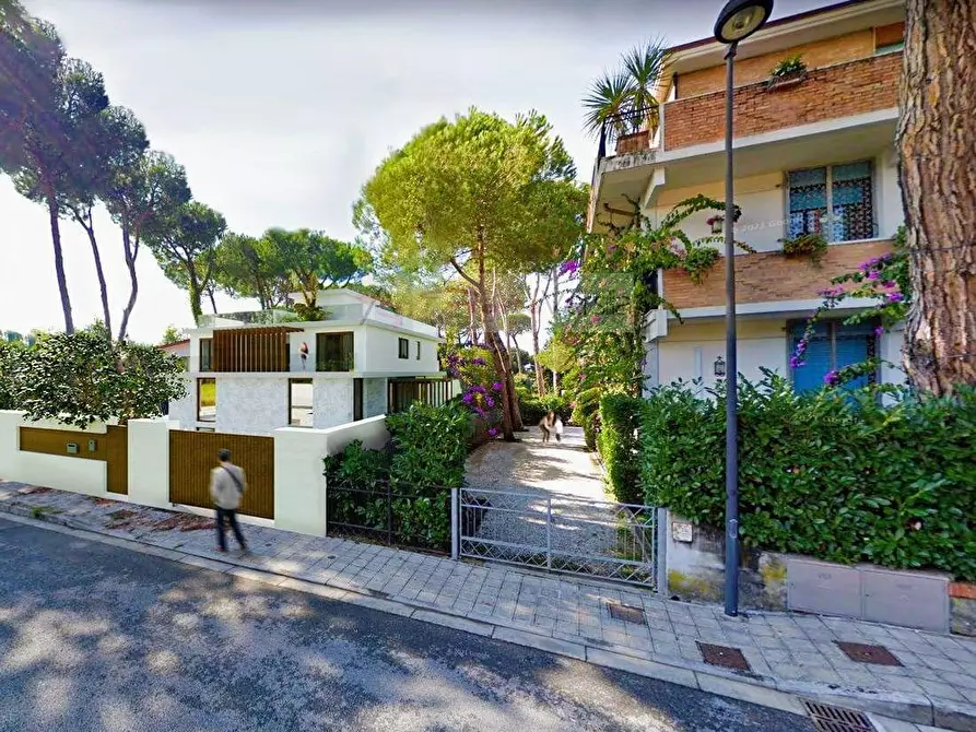 Immagine 6 di Villa in vendita  a Camaiore