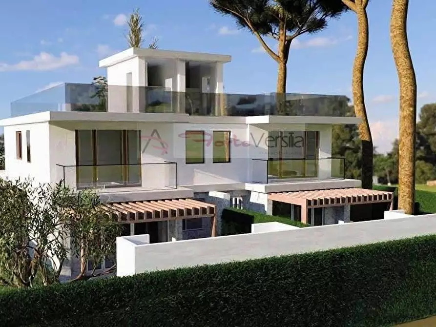 Immagine 12 di Villa in vendita  a Camaiore