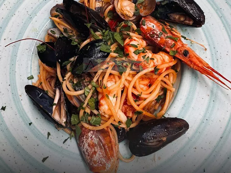 Immagine 4 di Attività commerciale in vendita  a Carrara