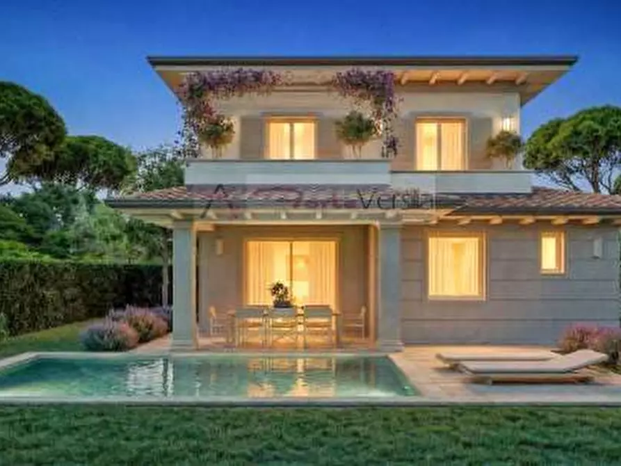 Immagine 1 di Villa in vendita  a Pietrasanta