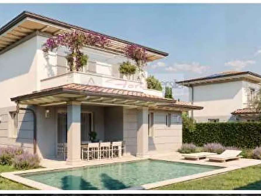Immagine 4 di Villa in vendita  a Pietrasanta