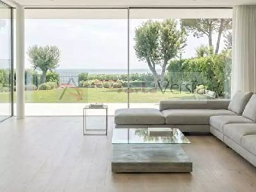 Immagine 3 di Villa in vendita  a Pietrasanta