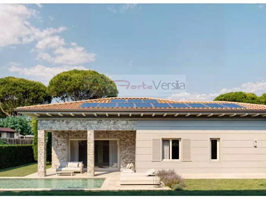 Immagine 1 di Villa in vendita  a Pietrasanta