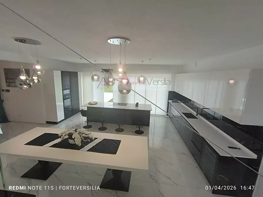 Immagine 6 di Villa in vendita  a Pietrasanta