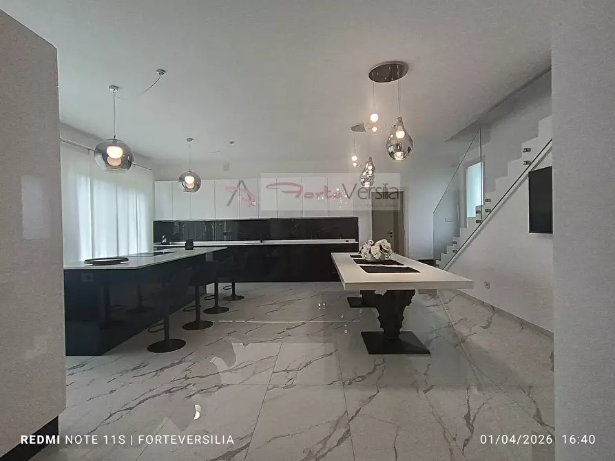 Immagine 2 di Villa in vendita  a Pietrasanta