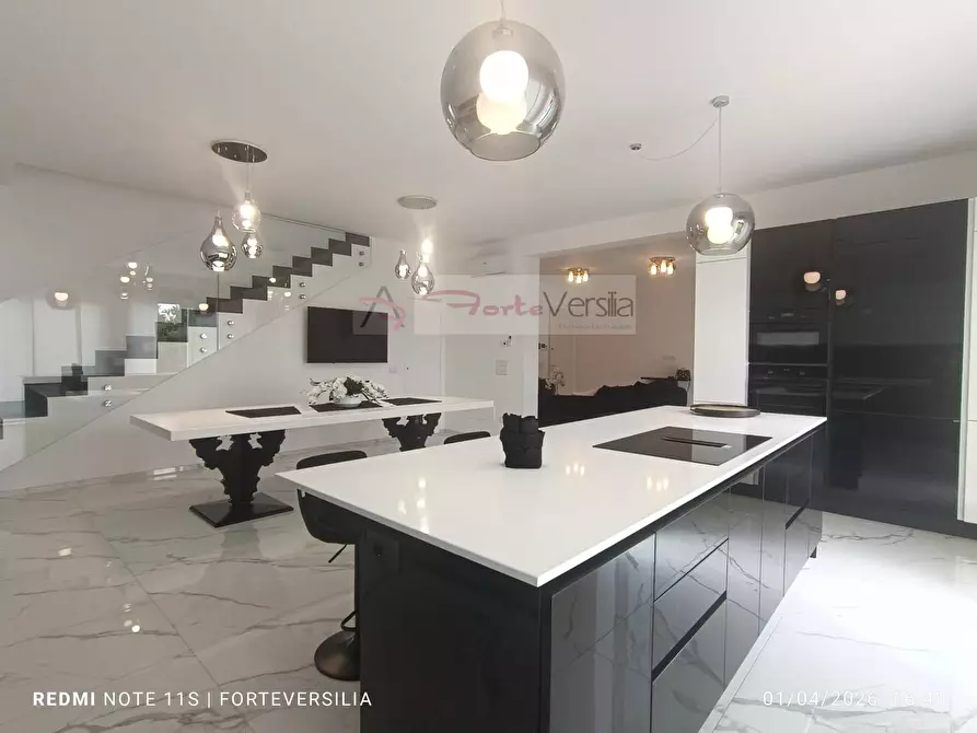 Immagine 1 di Villa in vendita  a Pietrasanta