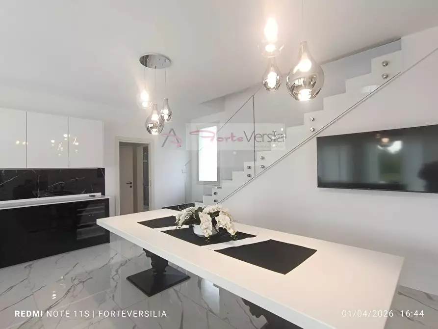 Immagine 4 di Villa in vendita  a Pietrasanta