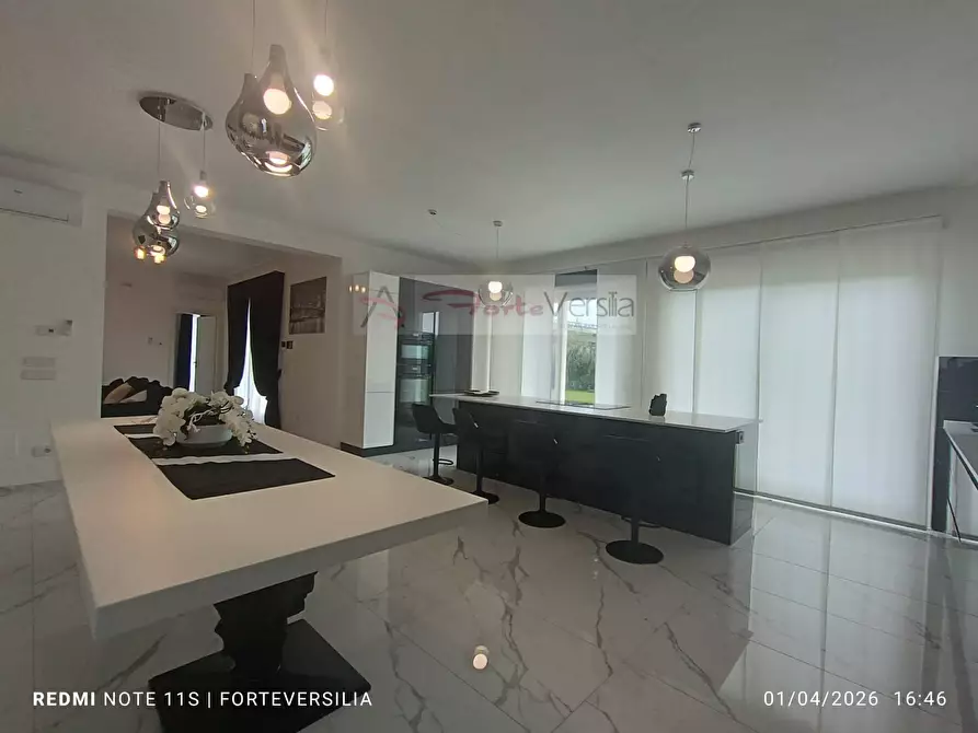 Immagine 5 di Villa in vendita  a Pietrasanta