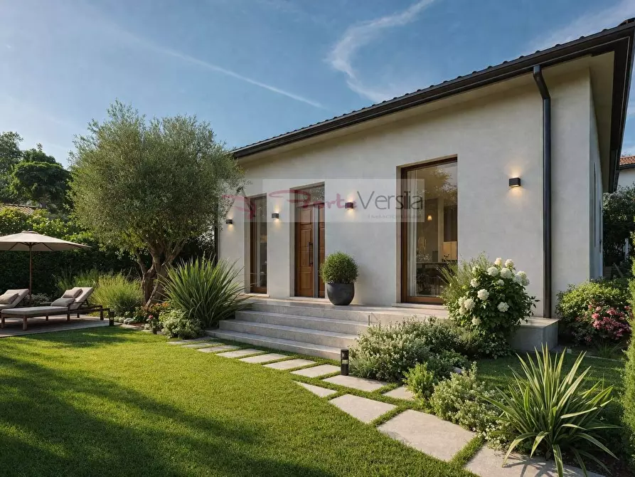 Immagine 2 di Villa in vendita  a Montignoso