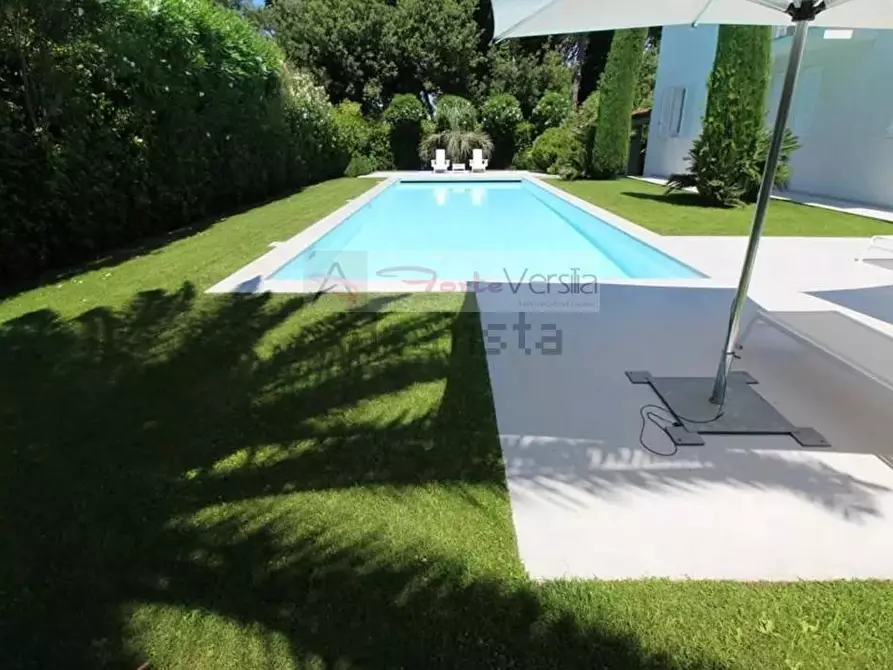 Immagine 4 di Villa in vendita  a Forte Dei Marmi