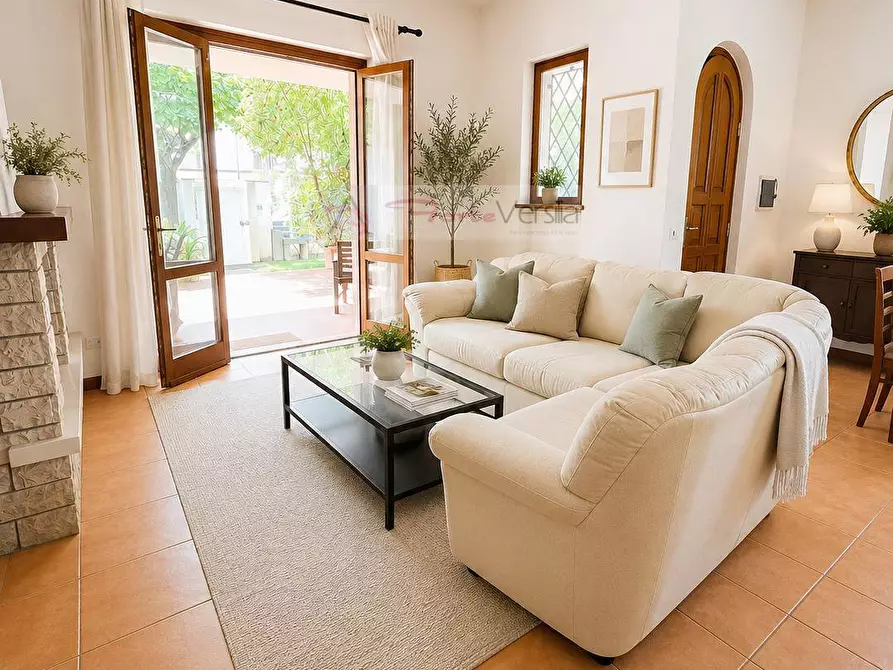 Immagine 1 di Villa in vendita  a Forte Dei Marmi