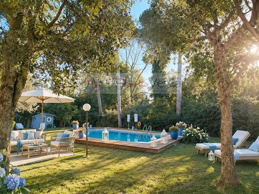 Immagine 12 di Villa in vendita  a Forte Dei Marmi