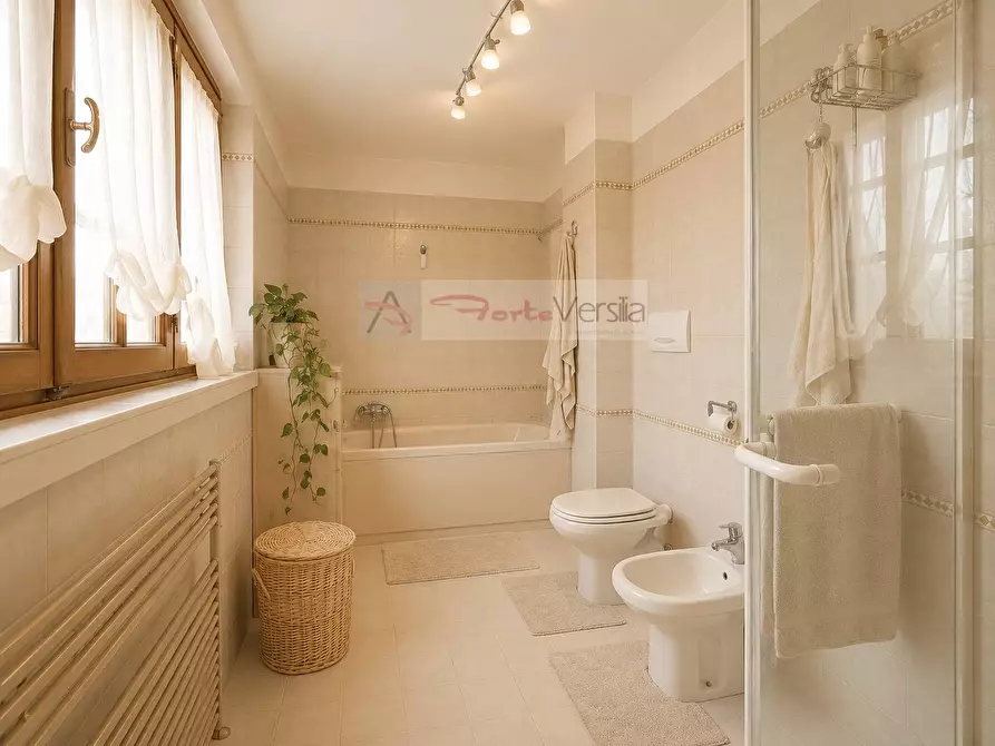 Immagine 31 di Villa in vendita  a Montignoso