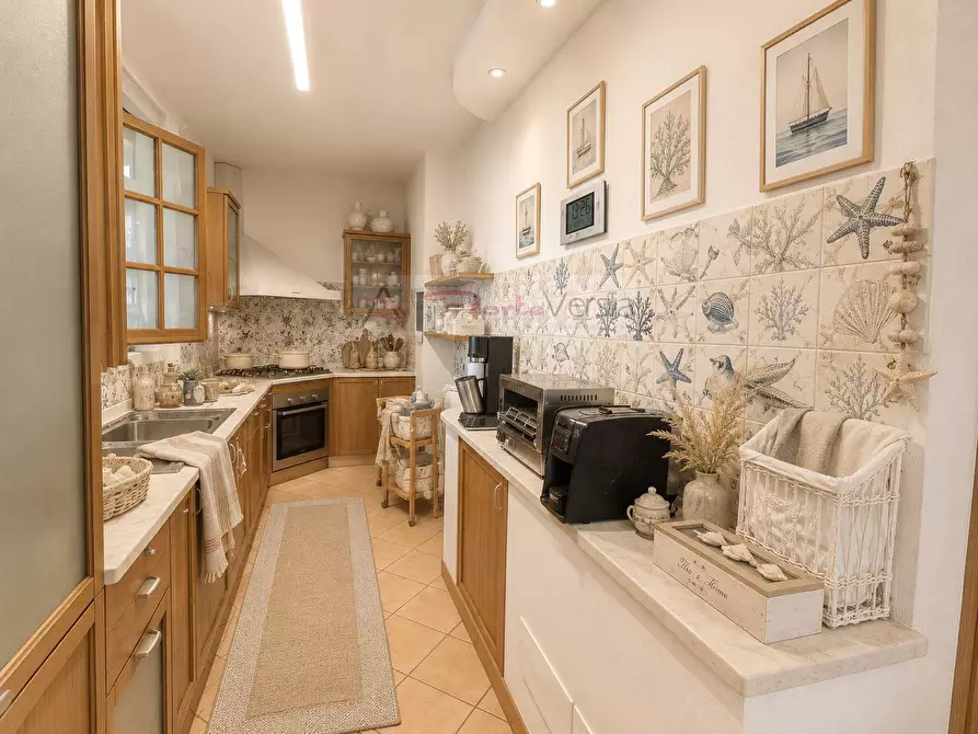 Immagine 5 di Villa in vendita  a Montignoso