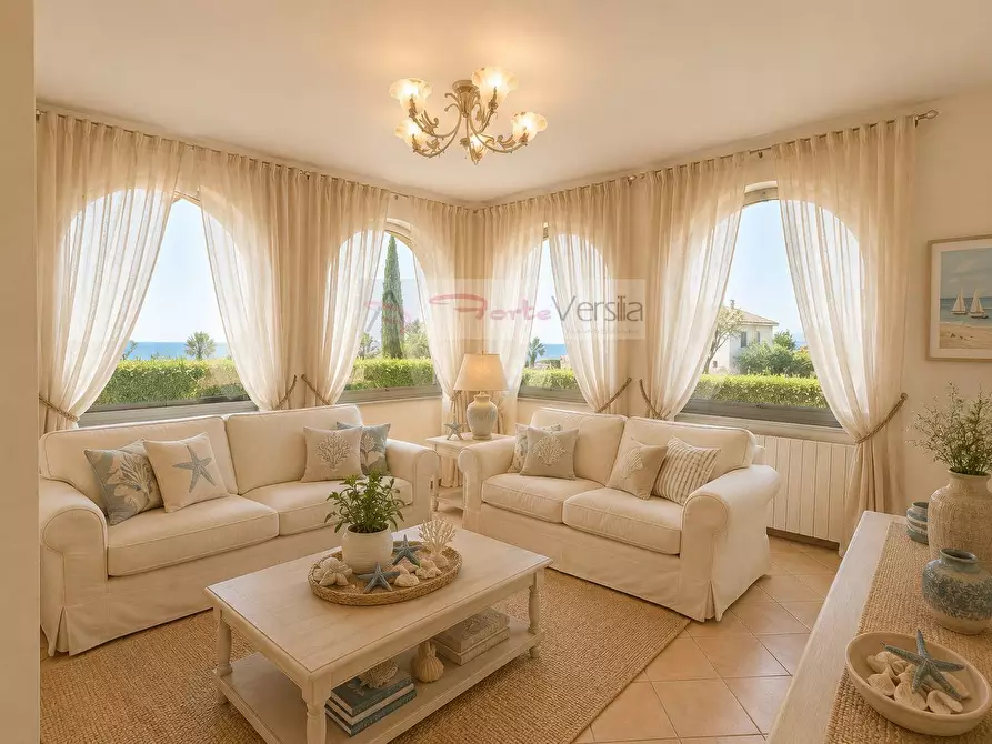Immagine 1 di Villa in vendita  a Montignoso