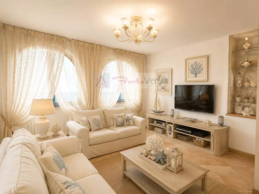 Immagine 2 di Villa in vendita  a Montignoso