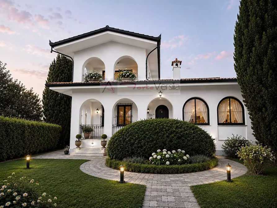 Immagine 40 di Villa in vendita  a Montignoso