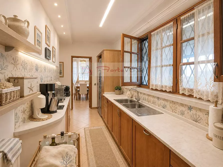 Immagine 6 di Villa in vendita  a Montignoso