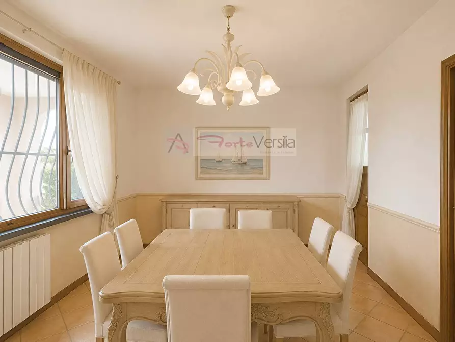 Immagine 3 di Villa in vendita  a Montignoso