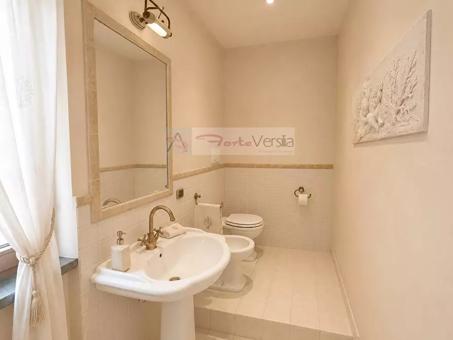 Immagine 9 di Villa in vendita  a Montignoso