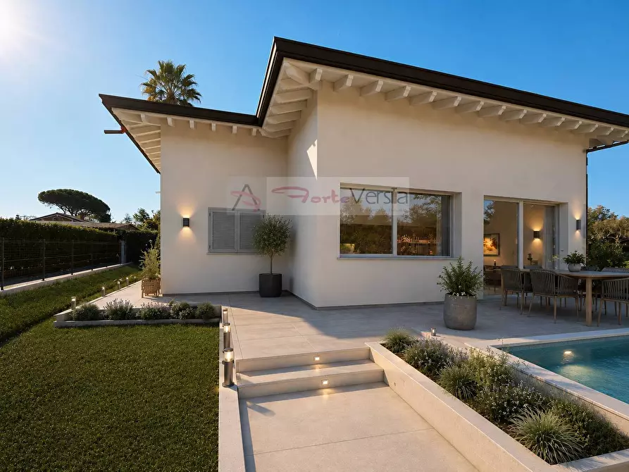 Immagine 1 di Villa in vendita  a Pietrasanta