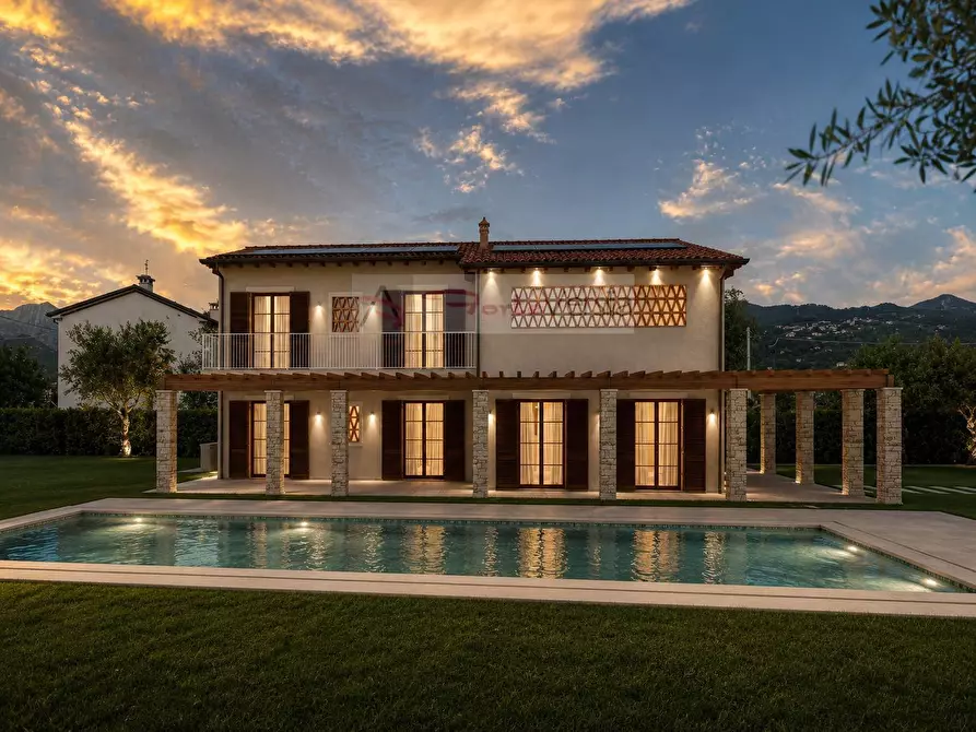 Immagine 1 di Villa in vendita  a Pietrasanta