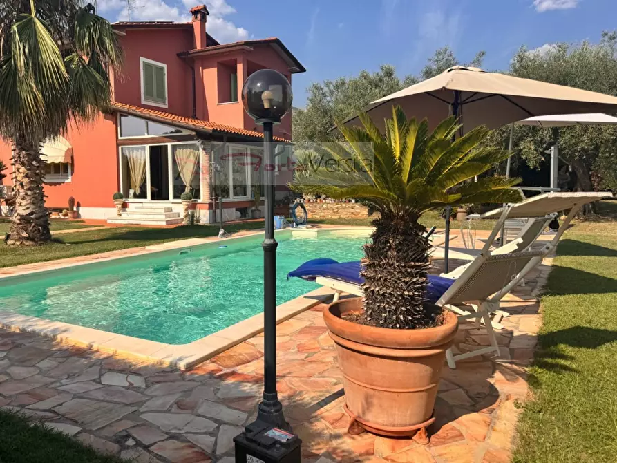 Immagine 2 di Villa in vendita  a Seravezza