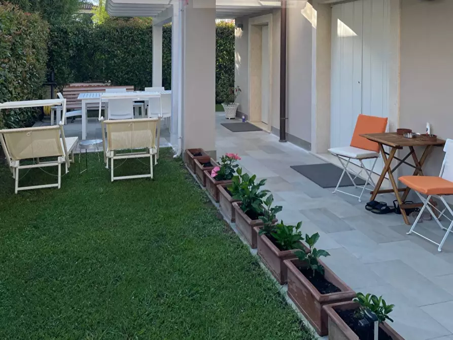 Immagine 17 di Villa in vendita  a Montignoso