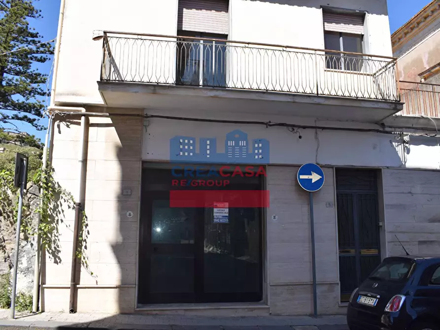 Immagine 14 di Locale commerciale in vendita  in via Garibaldi a Calatabiano