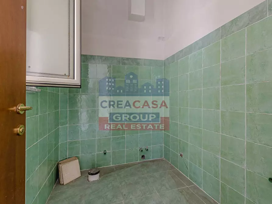 Immagine 6 di Locale commerciale in vendita  in Via Dionisio a Giardini-Naxos