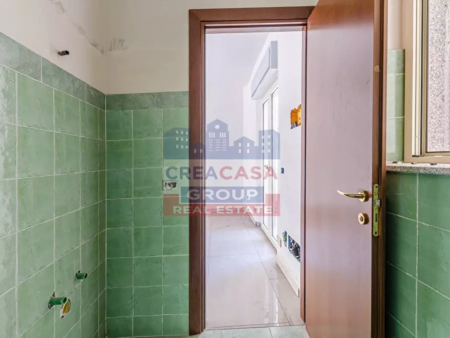 Immagine 7 di Locale commerciale in vendita  in Via Dionisio a Giardini-Naxos