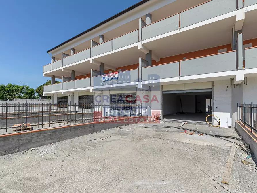 Immagine 2 di Locale commerciale in vendita  in Via Dionisio a Giardini-Naxos