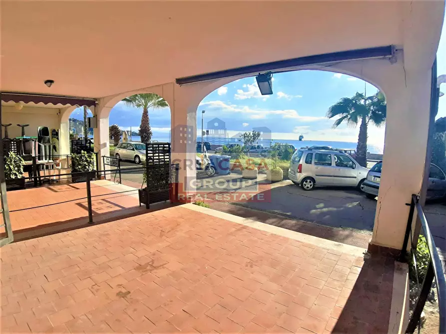 Immagine 5 di Locale commerciale in vendita  in Naxos a Giardini-Naxos