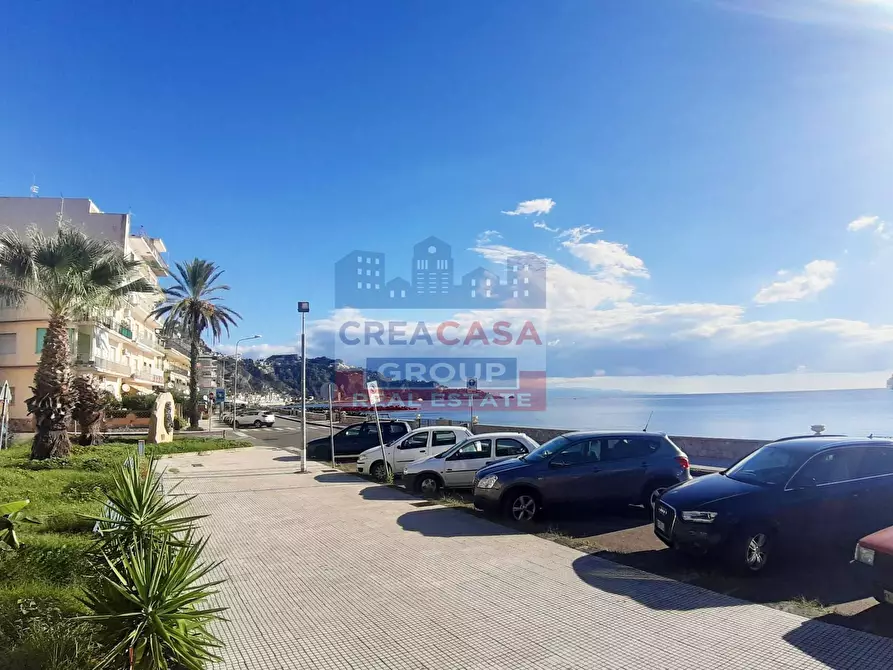 Immagine 1 di Locale commerciale in vendita  in Naxos a Giardini-Naxos