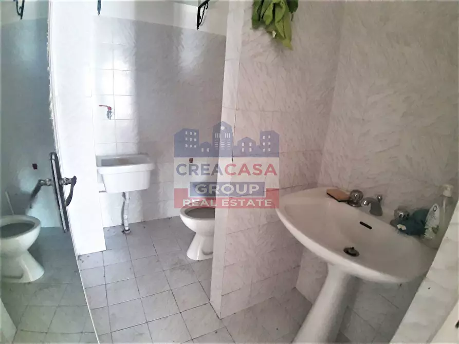 Immagine 10 di Locale commerciale in vendita  in Naxos a Giardini-Naxos