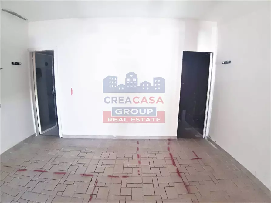 Immagine 14 di Locale commerciale in vendita  in Naxos a Giardini-Naxos