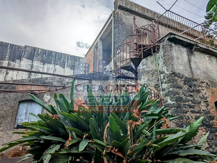 Immagine 11 di Palazzo in vendita  in Viale delle Province a Giarre