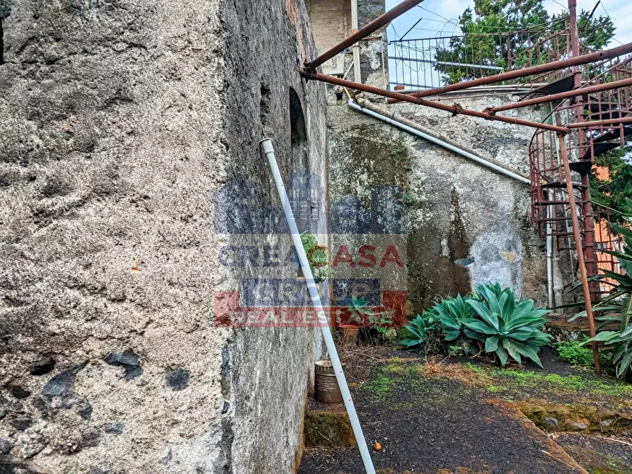 Immagine 17 di Palazzo in vendita  in Viale delle Province a Giarre