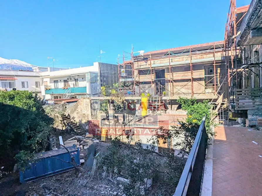 Immagine 21 di Palazzo in vendita  in Mongibello a Riposto