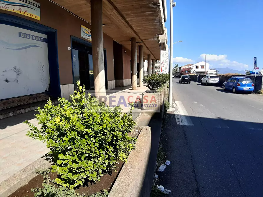 Immagine 2 di Locale commerciale in vendita  in VIA SPIAGGIA a Mascali
