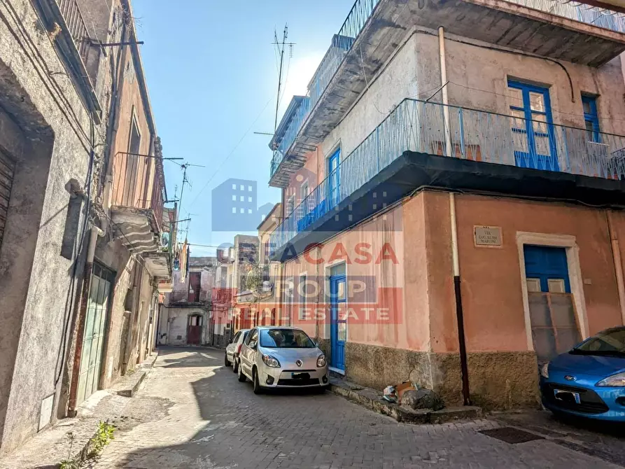 Immagine 3 di Palazzo in vendita  in via Pietro Ruffo a Calatabiano