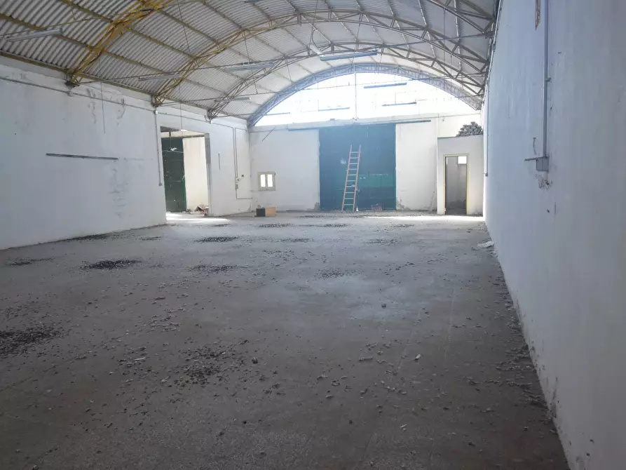 Immagine 2 di Capannone industriale in vendita  a Quartu Sant'elena