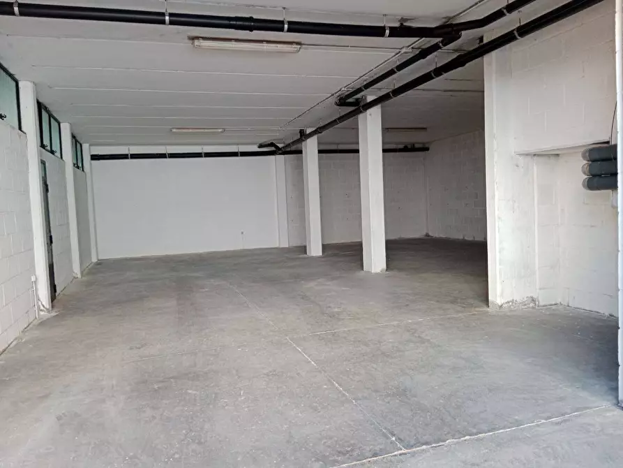 Immagine 2 di Box auto in vendita  a Quartu Sant'elena