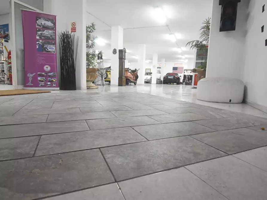 Immagine 1 di Magazzino in vendita  a Quartu Sant'elena